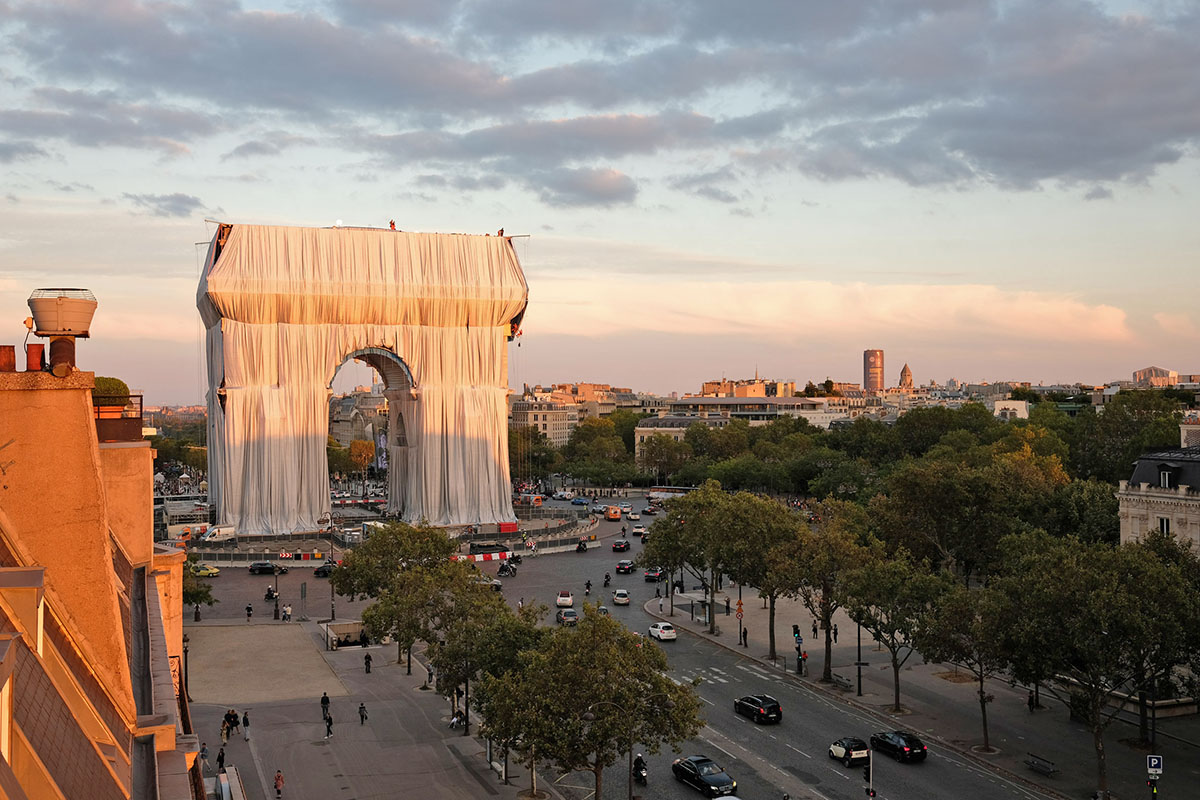 Arc-Triomphe-Wrapped-Christo-Jeanne-Claude-Wolfgang-Volz-01
