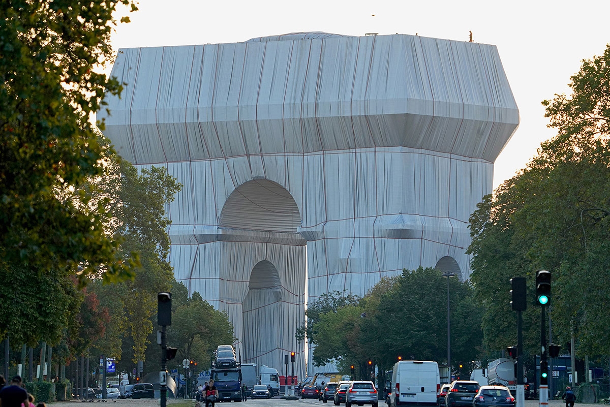 Arc-Triomphe-Wrapped-Christo-Jeanne-Claude-Wolfgang-Volz-08