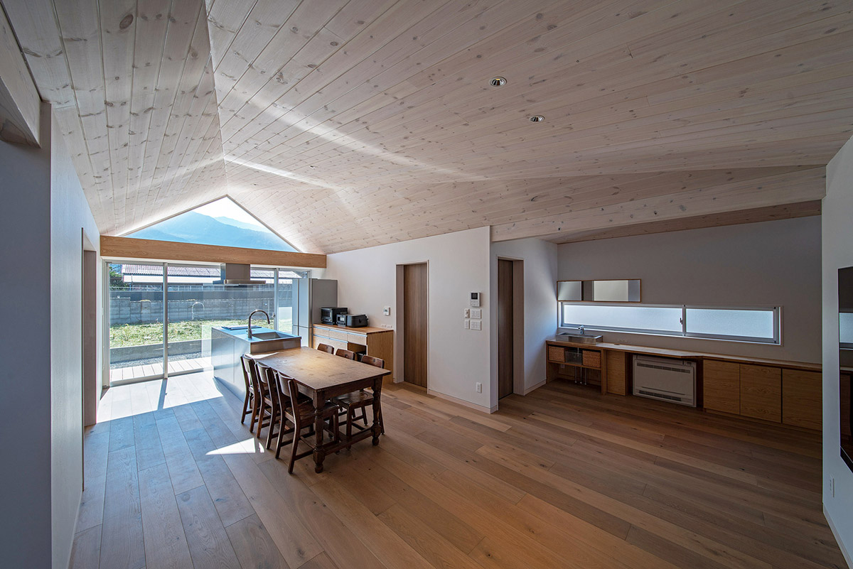 House-Six-Lightened-Ceilings-Yusuke-Ando-Architects-Taisuke-Tsurui-08