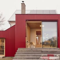 Casa con una Ampliación Roja por Facha Architekti