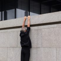 Night por Maurizio Cattelan